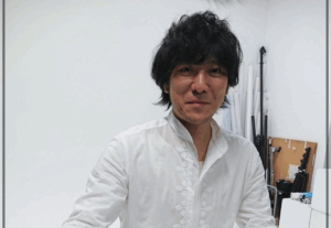清水依与吏 年収